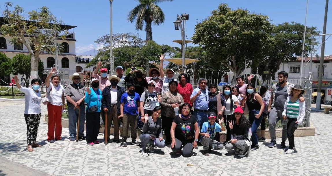 Grupo de viajeros en la plaza principal de Cascas durante un tour de fin de semana desde Trujillo