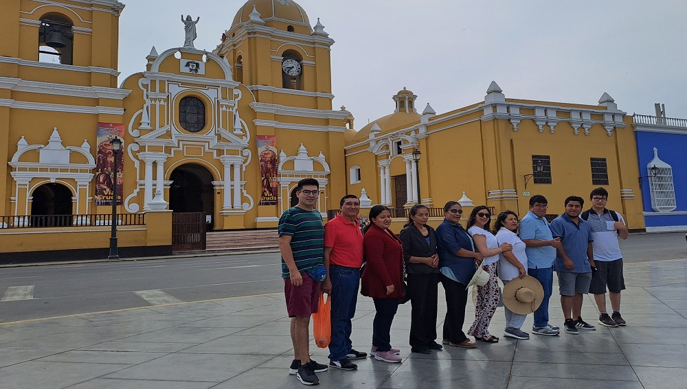 Trujillo City Tour familia fente a la catedral de trujillo durante nuestro city Tour
