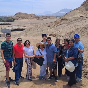 Tour Huaca de la Luna Trujillo — familia visitando Huaca de la Luna con Huac del Sol de fondo
