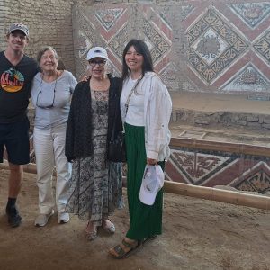 Familia frente a los relieves de Huaca de la Luna en el Trujillo Full Day