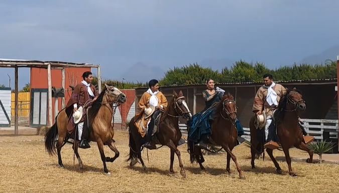 Chalanes montando caballos peruanos de paso durante un espectáculo tradicional en Trujillo