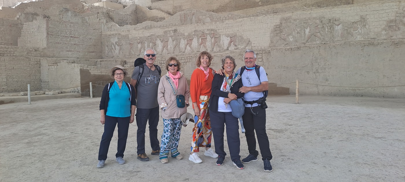 Grupo de turistas frente a la fachada de Huaca Cao Viejo en el complejo arqueológico El Brujo