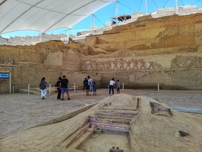 Grupo de turistas disfrutando del tour Trujillo en el Complejo El Brujo con Viajes In Perú, oferta especial del mes.