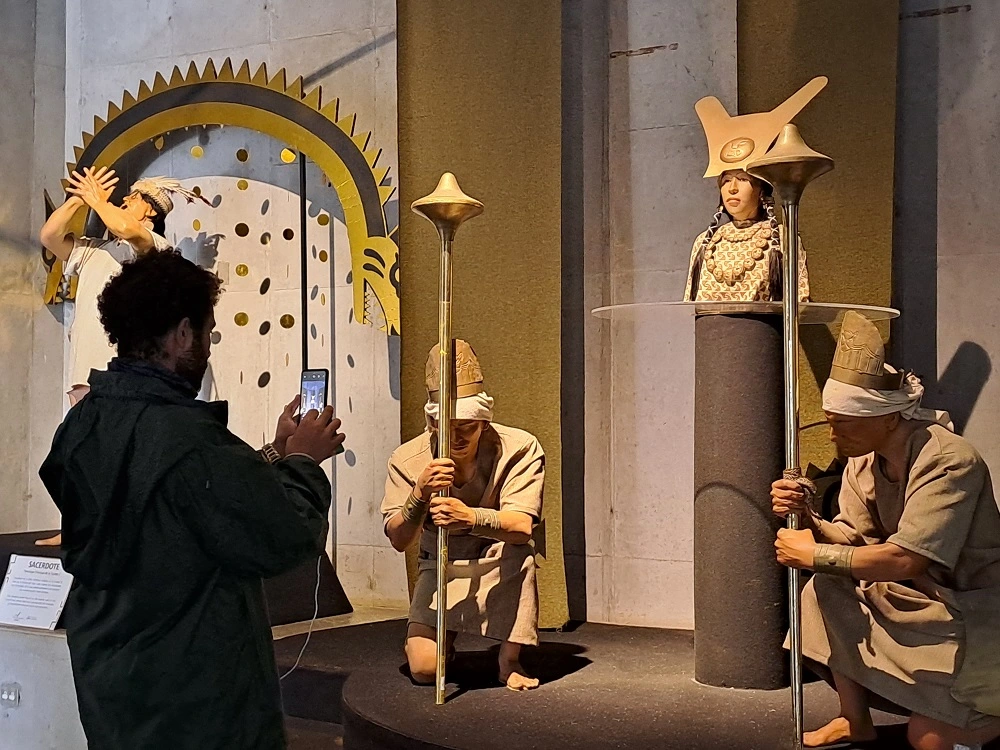 Pasajero tomando fotografías en el Museo de la Dama de Cao durante una visita al Complejo El Brujo