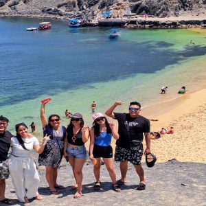 Tour Caleta Colorada desde Trujillo — grupo en colina con vista panorámica a la playa