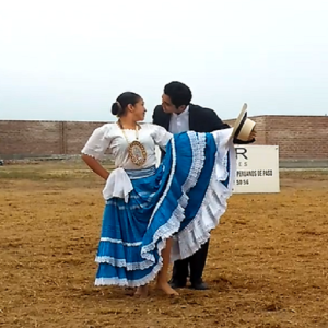 Pareja bailando Marinera en el Trujillo Full Day Caballos de Paso.