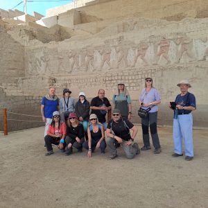 Grupo de turistas en tour privado visitando los relieves policromos del complejo arqueológico El Brujo en Trujillo