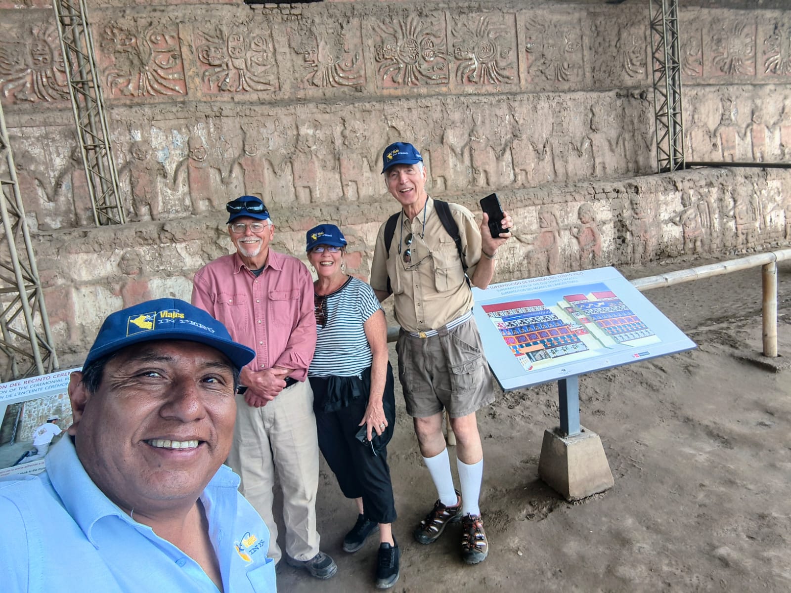Turistas frente a la fachada policroma de Huaca de la Luna en Trujillo Perú
