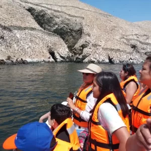 Tour Islas Guañape Trujillo — grupo observando lobos marinos desde la embarcación