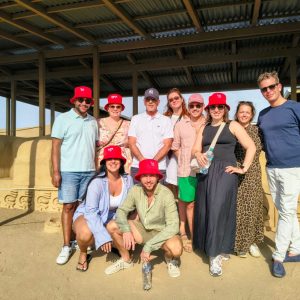 Tour Privado Chan Chan — Grupo frente a frisos del Palacio Nik An en Trujillo