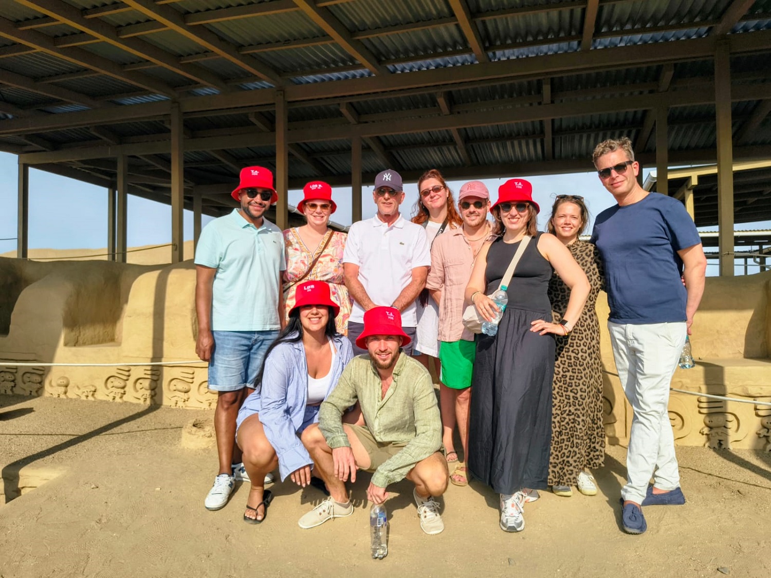 Tour Privado Chan Chan — Grupo frente a frisos del Palacio Nik An en Trujillo