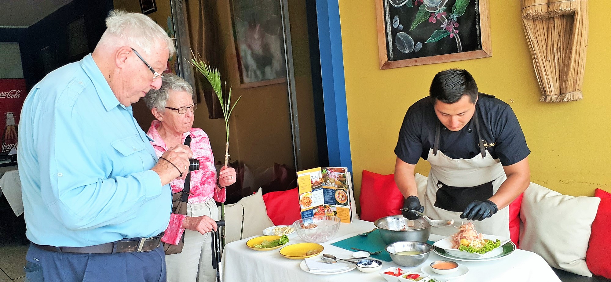 Pareja participando en la preparación de ceviche durante una experiencia gastronómica en Trujillo